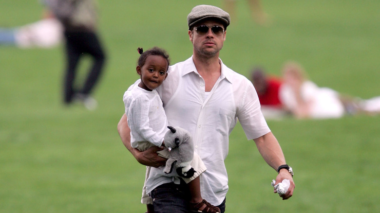 Brad Pitt sosteniendo a Zahara Marley Jolie en Central Park