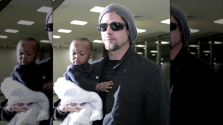 Brad Pitt sosteniendo a Zahara Marley Jolie en 2005