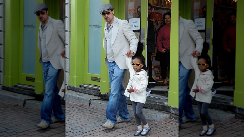 Brad Pitt sosteniendo la mano de Zahara Marley Jolie en 2009