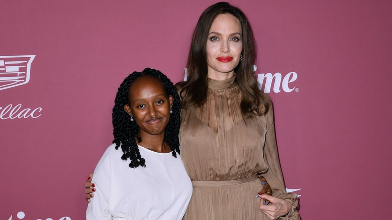 Zahara Jolie-Pitt y Angelina Jolie sonriendo en la alfombra roja