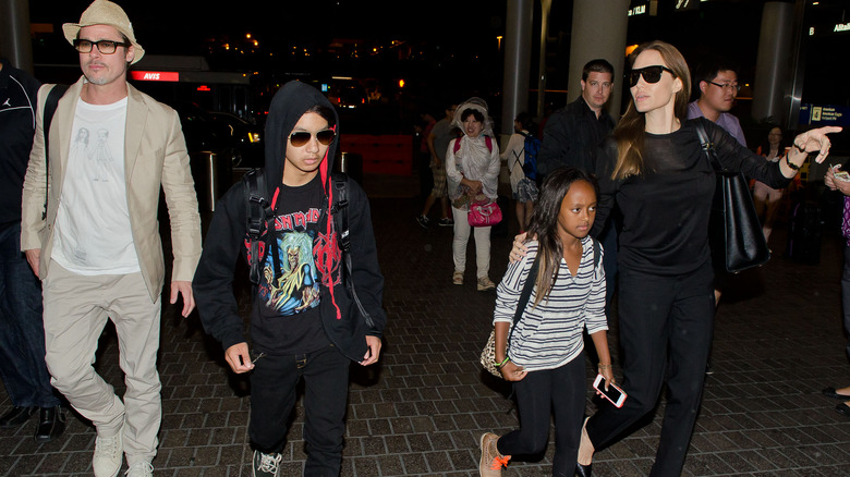 Brad Pitt, Maddox Jolie-Pitt, Zahara Jolie-Pitt y Angelina Jolie caminando en LAX