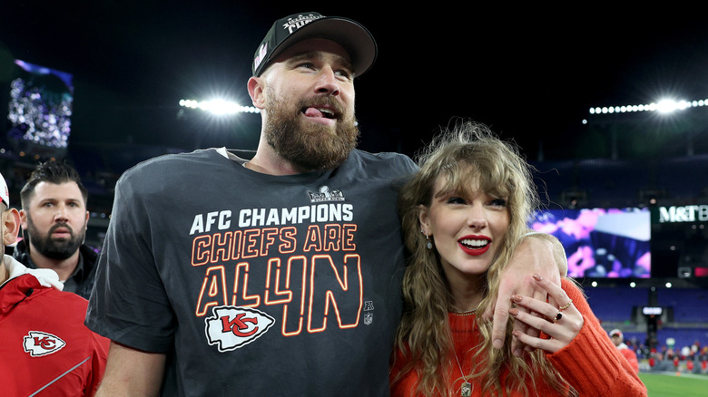 Travis Kelce con el brazo alrededor de Taylor Swift