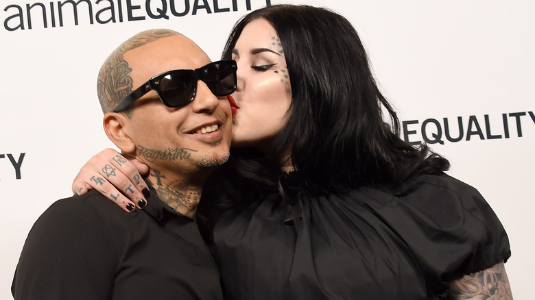 Kat Von D besa a su marido Rafael Reyes 