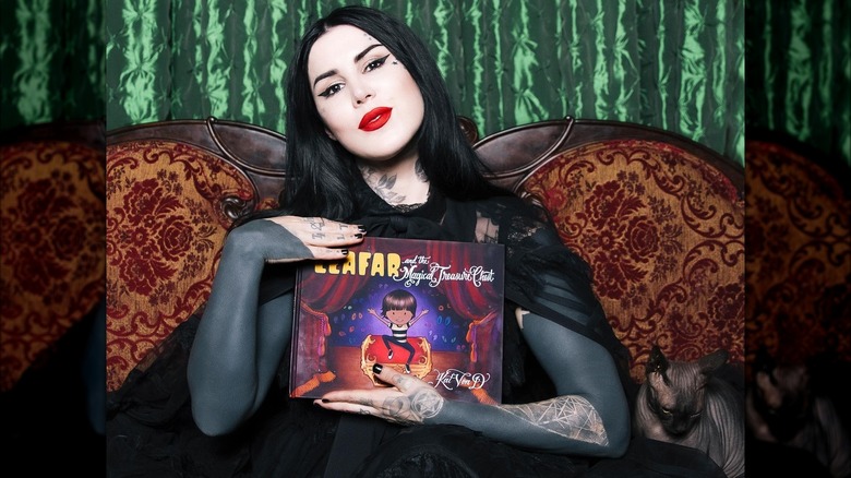 Kat Von D sostiene su libro