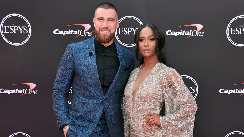 Travis Kelce, Kayla Nicole posando