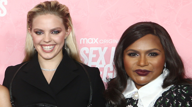 Renée Rapp y Mindy Kaling sonriendo