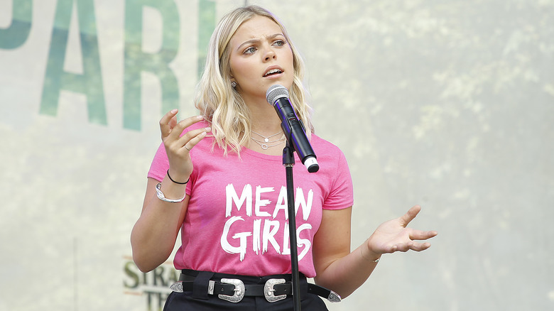 Renée Rapp con camiseta de Mean Girls