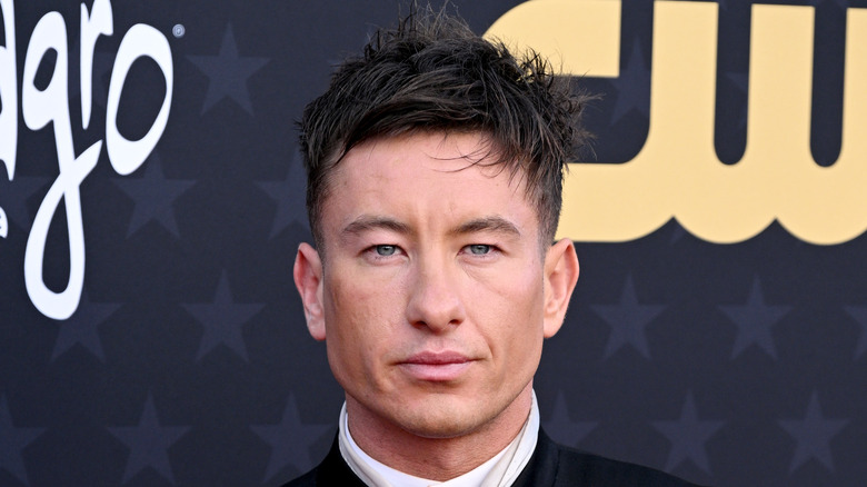 Barry Keoghan posando en la alfombra roja