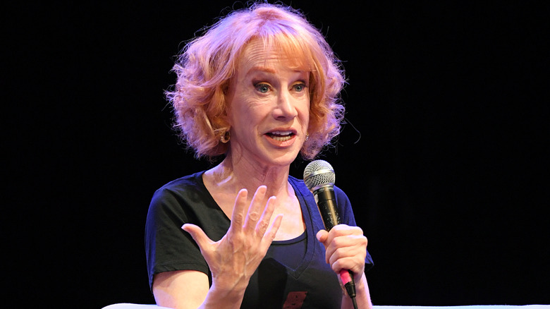 Kathy Griffin sosteniendo el micrófono