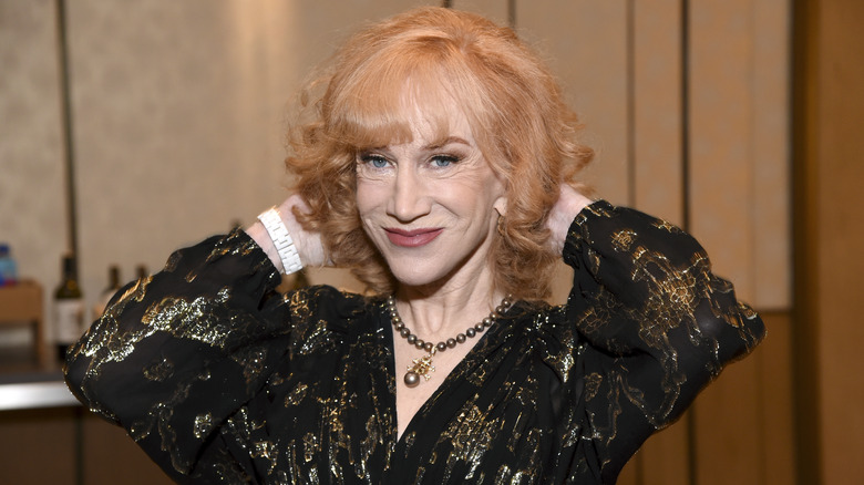 Kathy Griffin esponjando su cabello