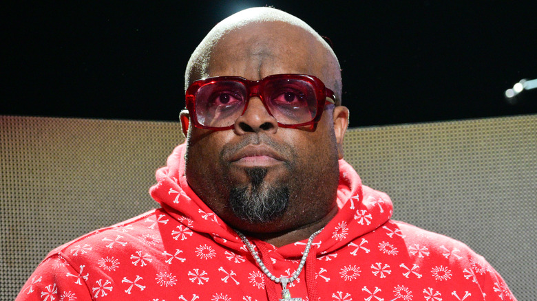 CeeLo Green con gafas de sol rojas