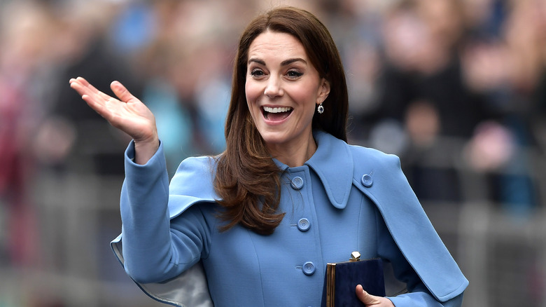 Kate Middleton riendo chaqueta azul