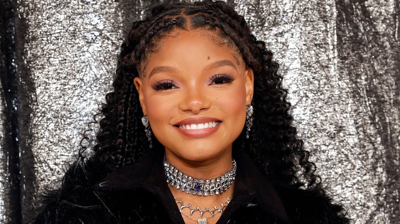 Halle Bailey vestida de negro