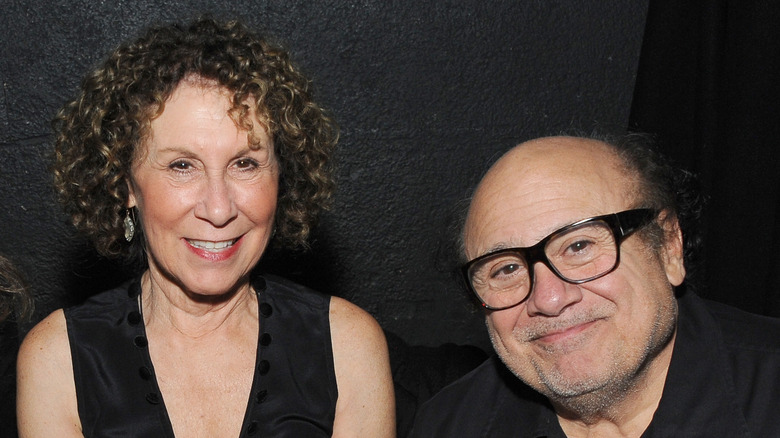 Rhea Perlman y Danny DeVito se sientan juntos