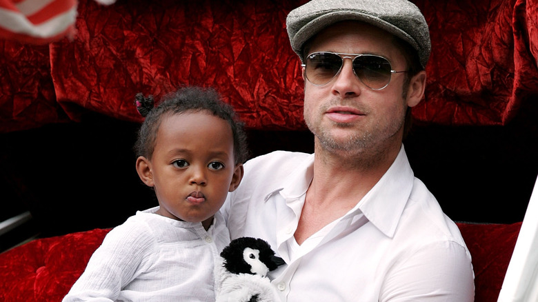 Brad Pitt cargando a Zahara cuando era pequeña 