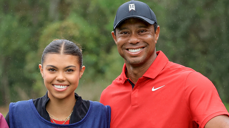 Sam Woods y Tiger Woods están juntos sonriendo