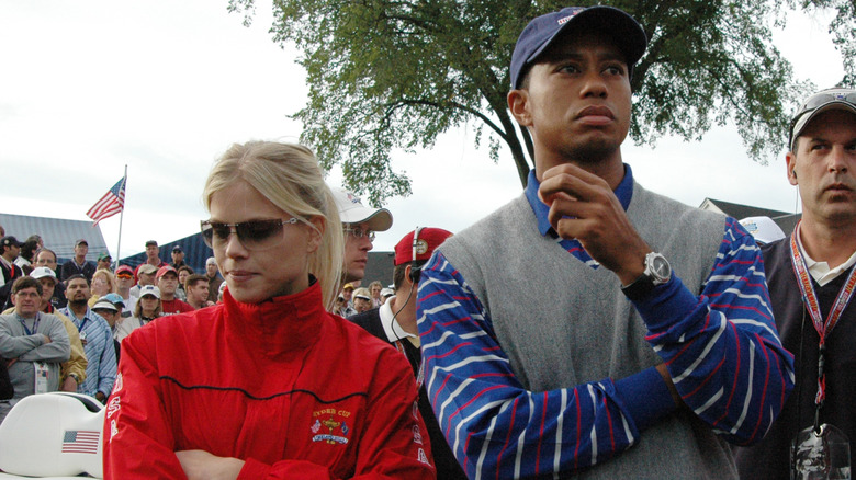 Elin Nordegren y Tiger Woods viendo golf