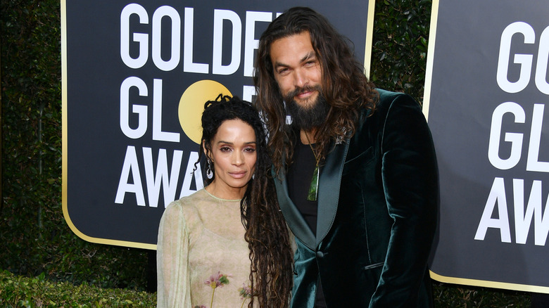 Jason Momoa y Lisa Bonet posando