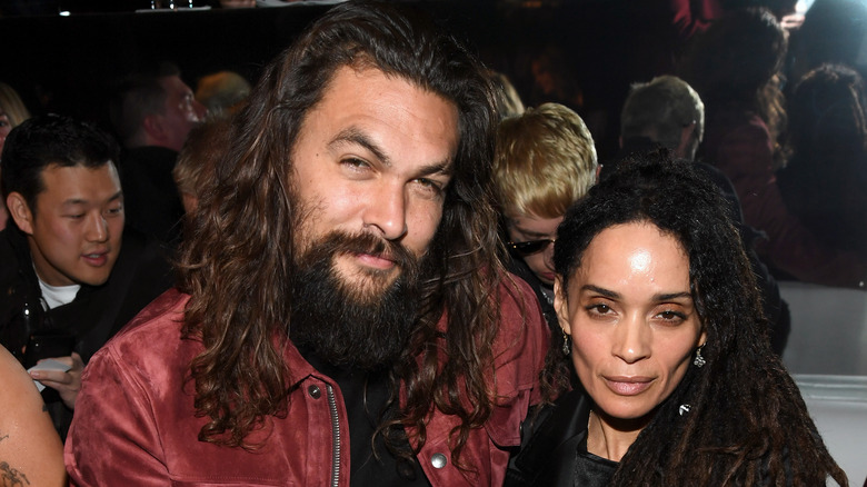 Jason Momoa y Lisa Bonet sonriendo