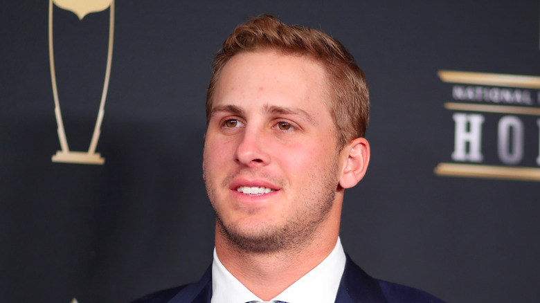 Jared Goff sonriendo en la alfombra roja