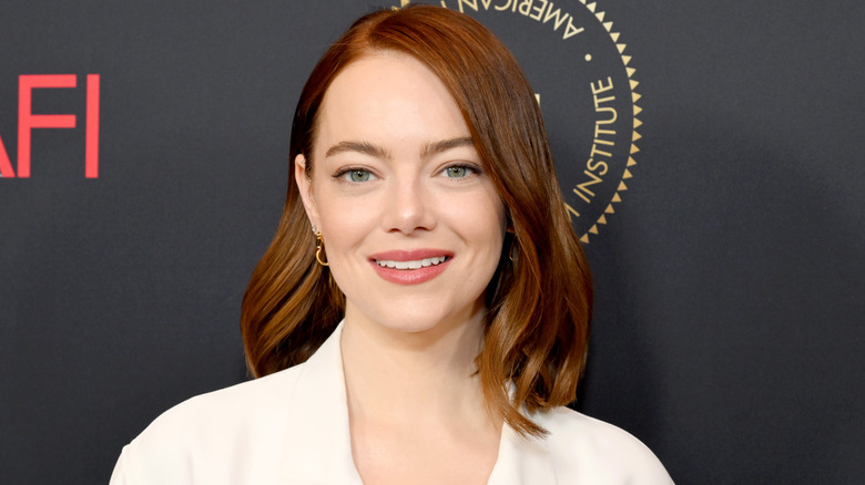 Emma Stone sonriendo en primer plano