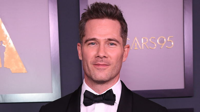 Luke Macfarlane posando en la alfombra roja