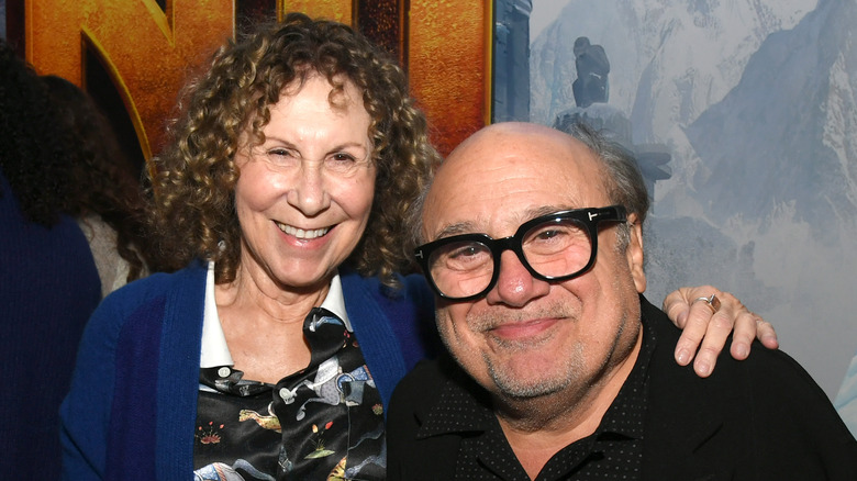 Rhea Perlman y Danny DeVito posando juntos