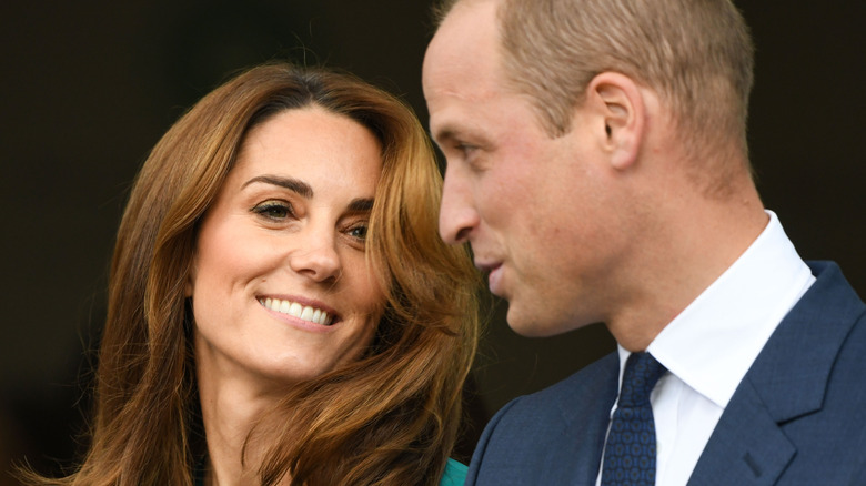 Kate Middleton mirando al príncipe William