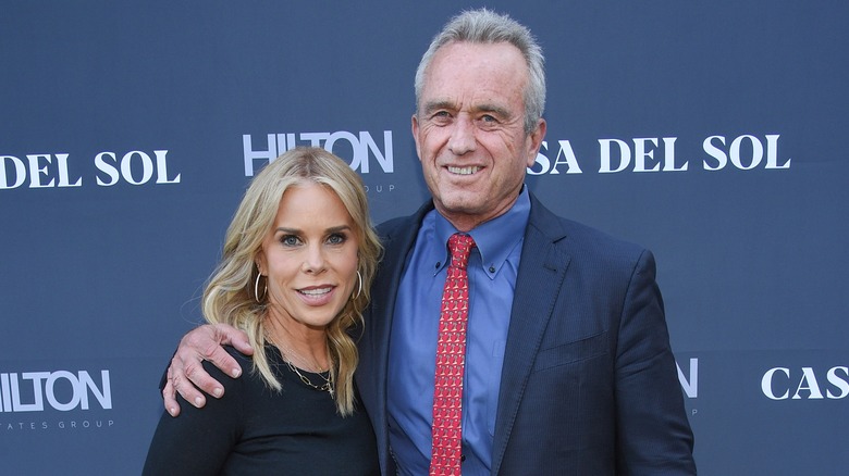 Cheryl Hines y Robert F. Kennedy, Jr. en una alfombra roja