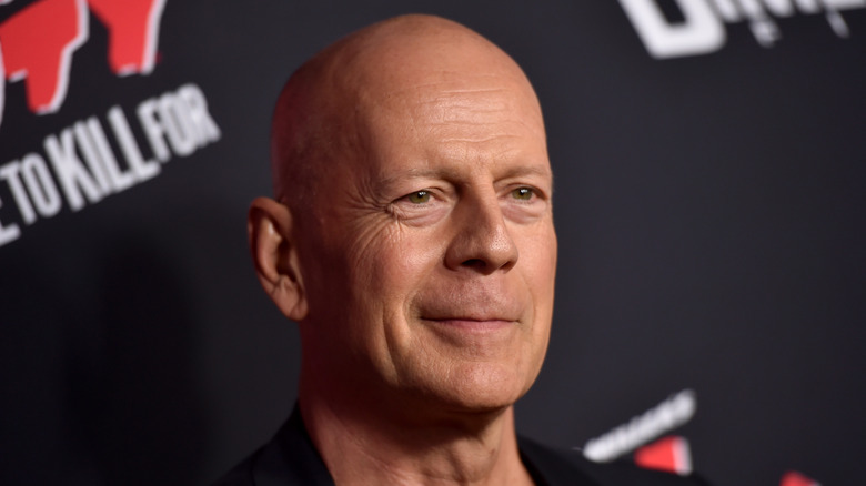 Bruce Willis sonríe