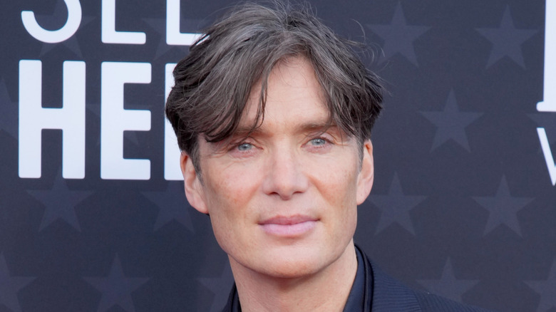 Cillian Murphy sonriendo en primer plano