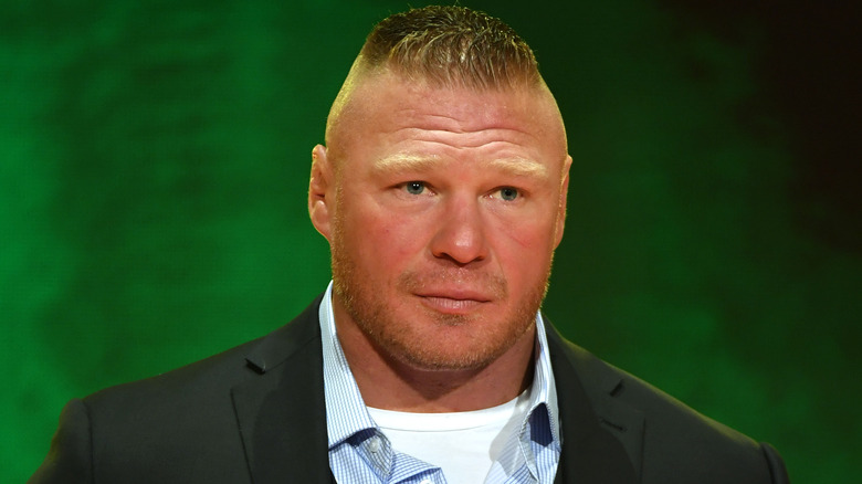 Brock Lesnar mirando en primer plano