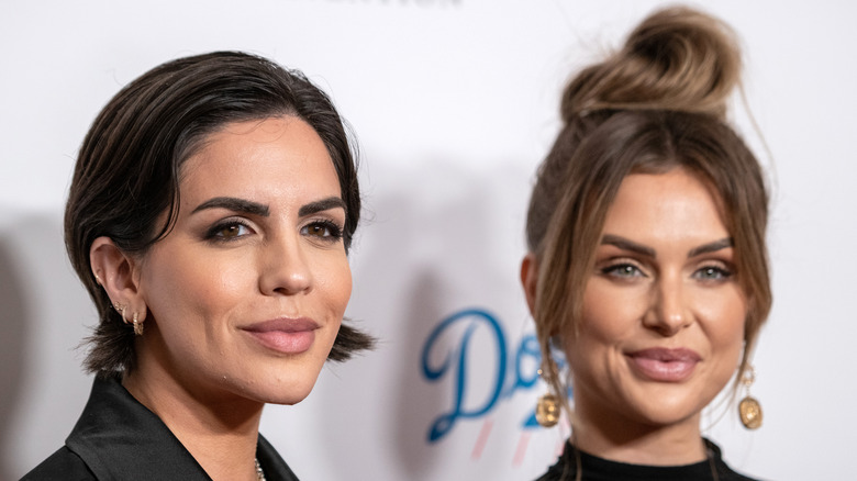 Katie Maloney y Lala Kent sonriendo