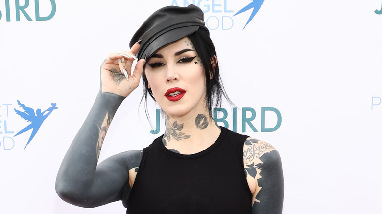 Kat Von D posa en una alfombra roja