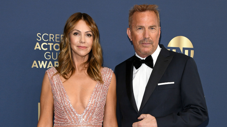 Ropa formal de Kevin Costner y Christine Baumgartner