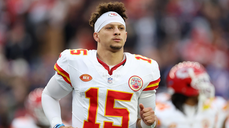 Patrick Mahomes en el campo de fútbol con el uniforme de los Chiefs 