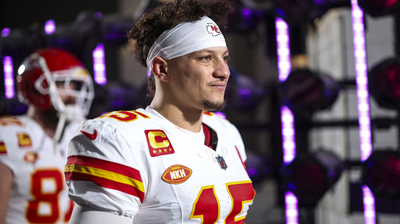 Patrick Mahomes sonriendo con uniforme de fútbol