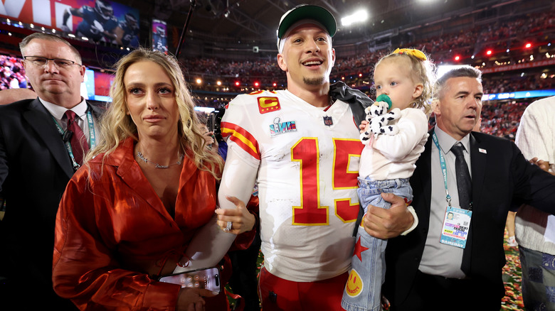 Brittany Mahomes agarrando el brazo de Patrick Mahomes