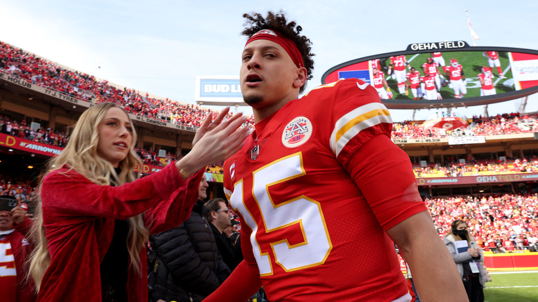 Brittany Mahomes alcanzando a Patrick Mahomes