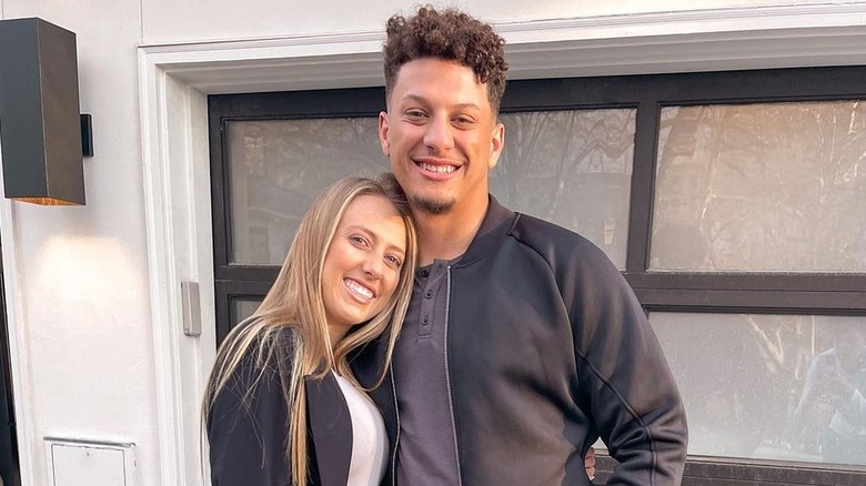 Brittany Mahomes descansando la cabeza sobre Patrick Mahomes