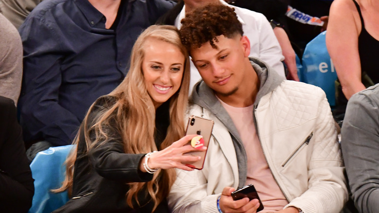 Brittany Mahomes tomándose una selfie con Patrick Mahomes