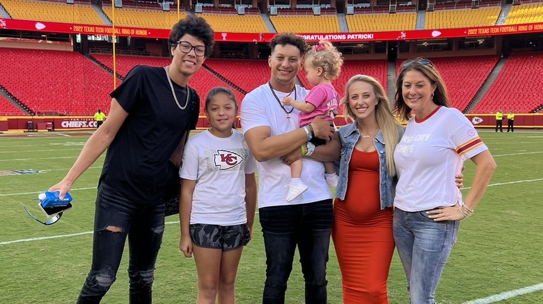 Jackson, Patrick, Brittany y Randi Mahomes posando