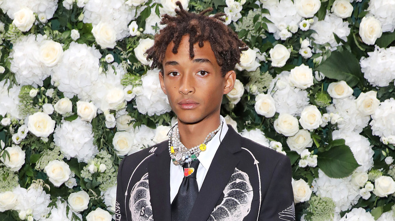 Jaden Smith frente a la pared de flores