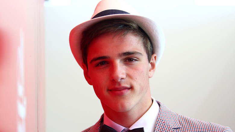 Jacob Elordi con un sombrero de fieltro