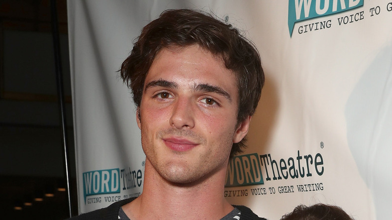 Jacob Elordi con una leve sonrisa.