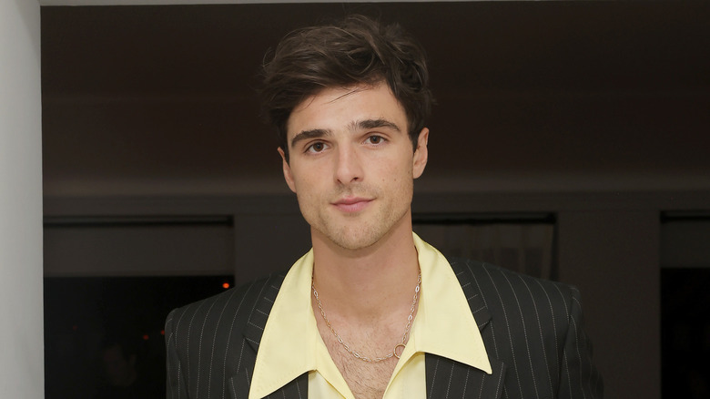 Jacob Elordi con traje de rayas