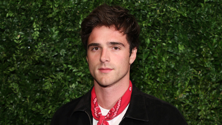 Jacob Elordi con pañuelo rojo