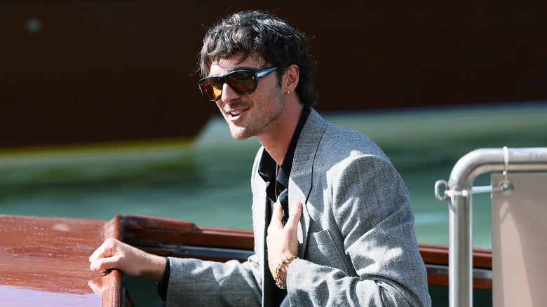 Jacob Elordi en un barco