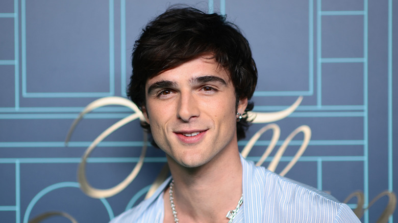 Jacob Elordi con un gran collar de plata