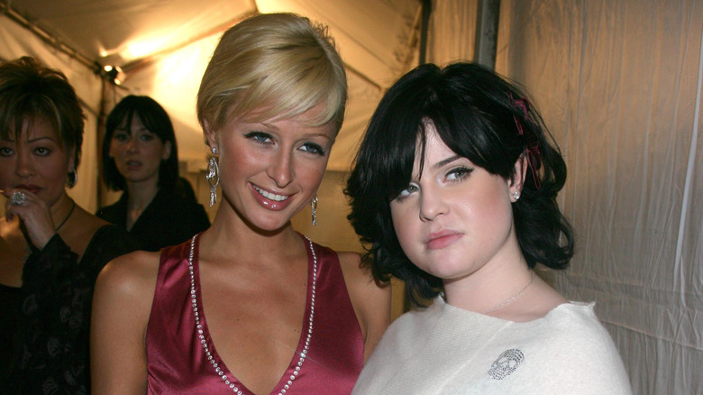 Paris Hilton y Kelly Osbourne posando juntas